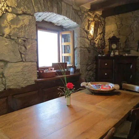 Poolhouse * Roč